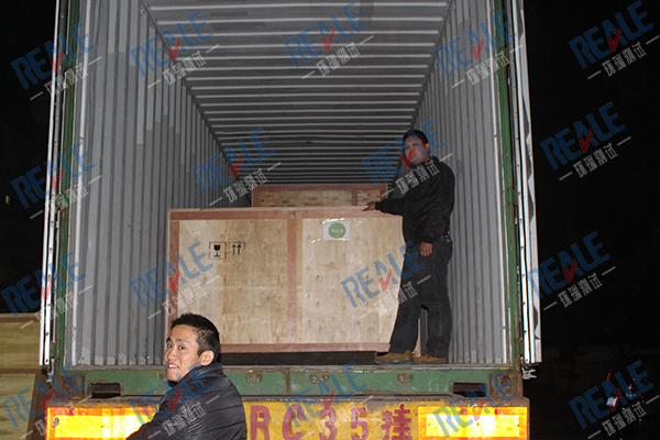 試驗(yàn)箱裝車現(xiàn)場(chǎng)實(shí)拍.JPG