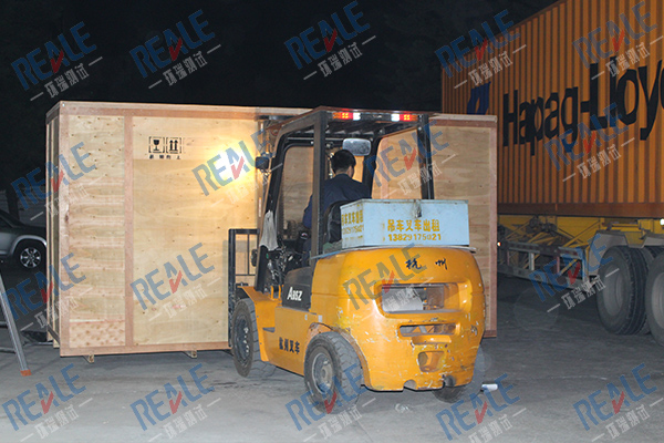 用叉車把試驗(yàn)箱裝上車.JPG