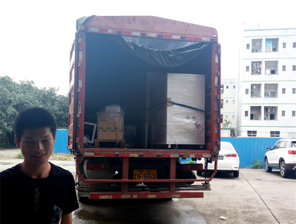 恒溫恒濕試驗(yàn)室材料裝車.jpg